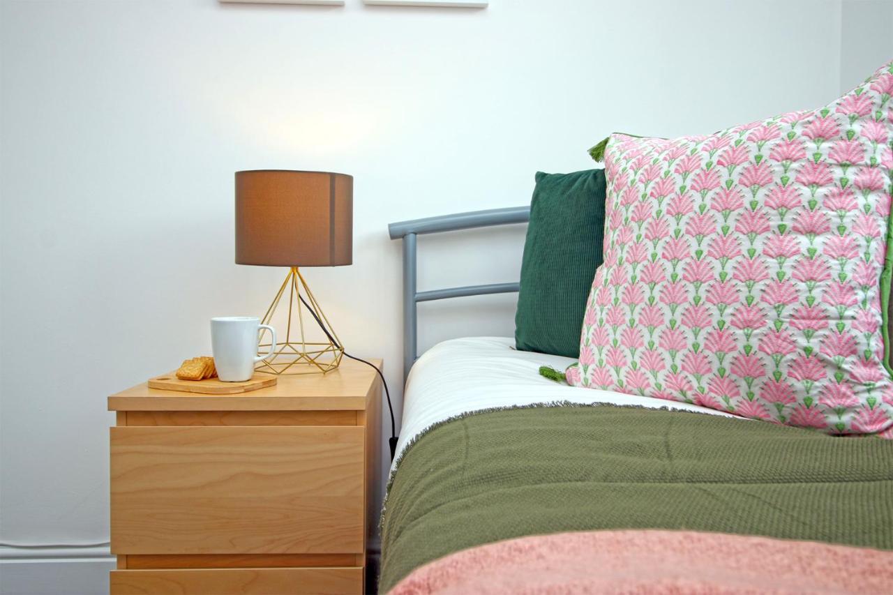 Dock House - 5 Bedroom House - Sleeps 7 Newport  Extérieur photo